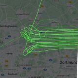 Eine Fotomontage der auf einer Google-Maps-Karte angezeigten Flugzeugbewegungen eines Propellerflugzeugs, rechts zu sehen, das zwecks Wärmebildaufnahmen für besseren Klimaschutz über Dortmund geflogen ist.