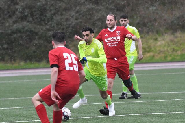 Die SG Castrop hat die Erste Mannschaft von Spielertrainer Pierre Kilian (rotes Trikot) vom Spielbetrieb abgemeldet.