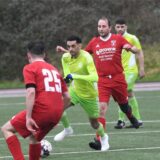Die SG Castrop hat die Erste Mannschaft von Spielertrainer Pierre Kilian (rotes Trikot) vom Spielbetrieb abgemeldet.