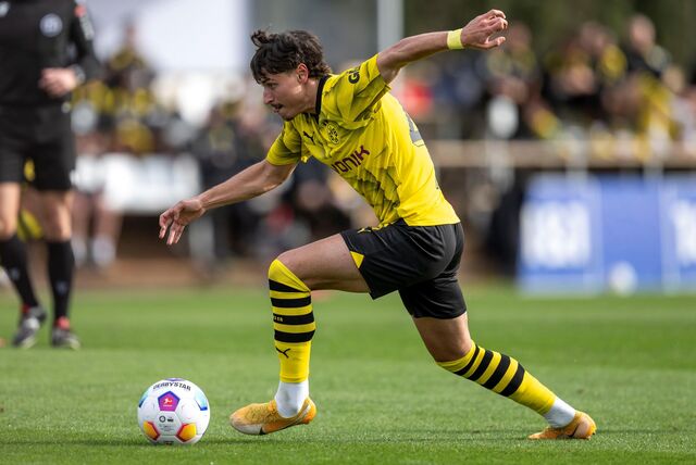 Guille Bueno führt den Ball.