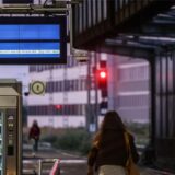 Eine Frau steht in Duisburg an einem Gleis.
