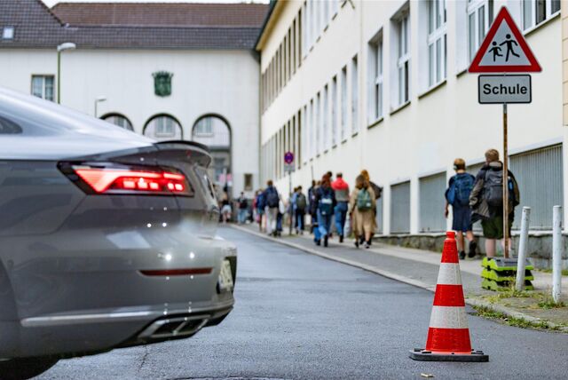 Pylonen stehen auf der Straße an der Bardelebenschule, ab 7.45 Uhr ist das Befahren der Straße für 45 Minuten untersagt, die Schüler kommen zu Fuß über den Gehweg