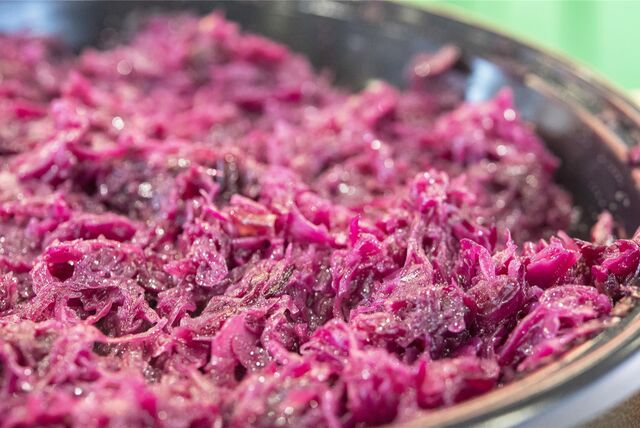 Zubereiteter Rotkohl ist in einem Topf zu sehen.