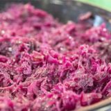 Zubereiteter Rotkohl ist in einem Topf zu sehen.