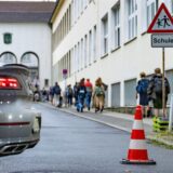 Pylonen stehen auf der Straße an der Bardelebenschule, ab 7.45 Uhr ist das Befahren der Straße für 45 Minuten untersagt, die Schüler kommen zu Fuß über den Gehweg