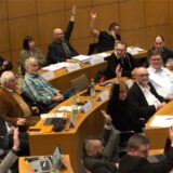 Demis Theodorakis und Thomas Schmidt sitzen hinten im Ratssaal hinter den Leuten der CDU. Die UBP wird im Stadtrat bei vielen Dingen eher nicht beachtet. Aber ihre Vertreter kommen auch nicht zu jeder Sitzung.