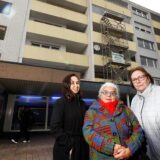 Müneşe Kaya, Ewa Teichgräber Petra Beumers (v.l.) fürchten gemeinsam mit anderen Besitzern von Wohnungen im Mehrfamilienhaus Willy-Brandt-Platz 15, wegen eines Gutachtens der Feuerwehr mit enormen Kosten konfrontiert zu werden.