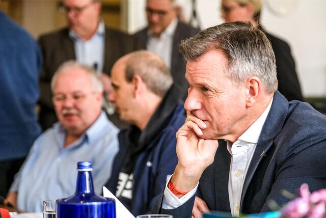 Bürgermeister Christoph Tesche sitzt mit nachdenklicher Miene auf einer Pressekonferenz.