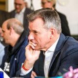 Bürgermeister Christoph Tesche sitzt mit nachdenklicher Miene auf einer Pressekonferenz.