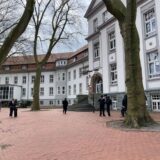 Das Adalbert-Stifter-Gymnasium in der Castroper Altstadt: von hier werden vier Lehrer zu Grundschulen abgeordnet. Am Donnerstag saß deshalb nach Unterrichtsschluss der Lehrerrat mit den betroffenen Personen zusammen. Sie wollen wohl Widerspruch einlegen.