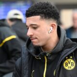 Jadon Sancho schaut zur Seite.