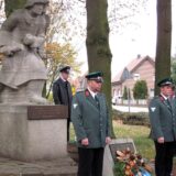 Schützen am Mahnmal Lippramsdorf