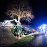 Hänger landet bei Unfall am 1.3.2023 auf der L511 in Recklinghausen im Graben und muss geborgen werden