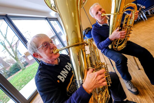 Musikschüler Gerd Kluth spielt gemeinsam mit Profi-Musiker Thomas Tirler Tuba in der Musikschule Recklinghausen.