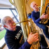Musikschüler Gerd Kluth spielt gemeinsam mit Profi-Musiker Thomas Tirler Tuba in der Musikschule Recklinghausen.