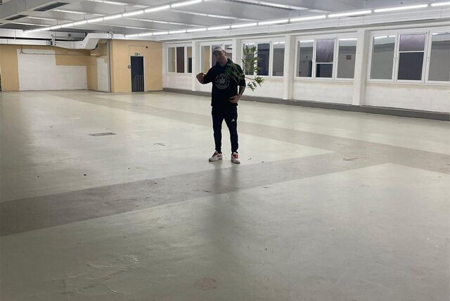 André Lattner in der 3000 Quadratmeter großen Halle in Datteln: Hier will der Cannabis Club Castrop-Rauxel seine Hanf-Pflanzen kultivieren.