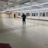 André Lattner in der 3000 Quadratmeter großen Halle in Datteln: Hier will der Cannabis Club Castrop-Rauxel seine Hanf-Pflanzen kultivieren.