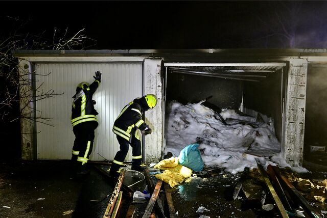 In einer Garage auf einem Garagenhof an der Dormagener Straße brannte am Freitagabend Unrat.