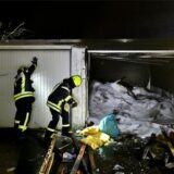 In einer Garage auf einem Garagenhof an der Dormagener Straße brannte am Freitagabend Unrat.