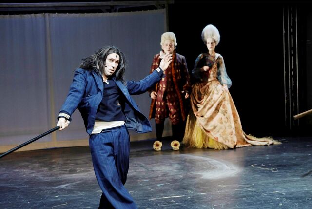Der „wilde“ Harlekin (Bernhard Glose, vorn) wirbelt die feine Gesellschaft durcheinander.