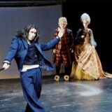 Der „wilde“ Harlekin (Bernhard Glose, vorn) wirbelt die feine Gesellschaft durcheinander.