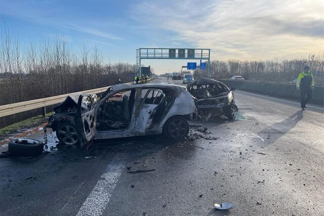Zwei ausgebrannte Autos stehen auf der Autobahn 44 in Fahrtrichtung Dortmund.