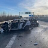 Zwei ausgebrannte Autos stehen auf der Autobahn 44 in Fahrtrichtung Dortmund.