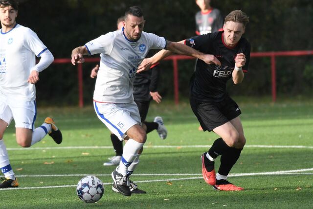 Der SC Weitmar 45 (schwarze Trikots), hier im Spiel beim FC Castrop-Rauxel, ist erstmals in der Saison 2023/24 Spitzenreiter Bezirksliga-Staffel 10 geworden.