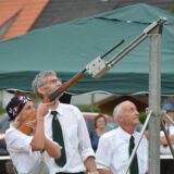 Eine Frau schießt auf den Vogel beim Schützenfest