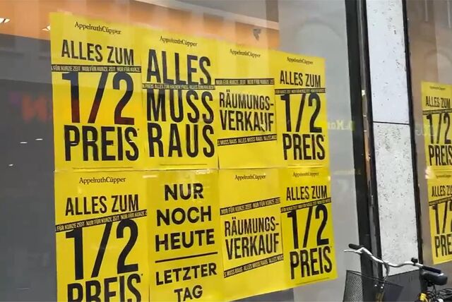 Plakate deuten auf den letzten Verkaufstag hin.