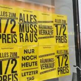 Plakate deuten auf den letzten Verkaufstag hin.