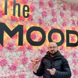 Suar Mahmud steht in seiner neuen Eisdiele „The Mood“ in Dortmund und hält einen Eisbecher in der Hand.