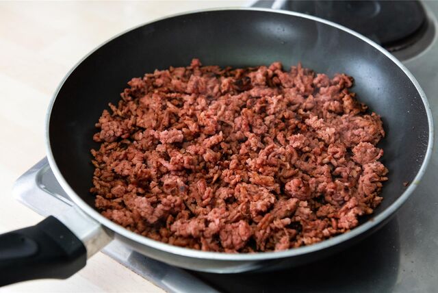 Veganes Hack wird in einer Pfanne angebraten.