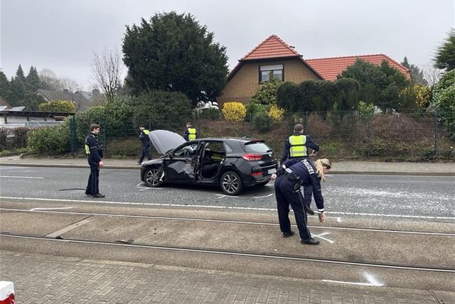 Bei einem Unfall ist eine Stadtbahn mit einem Pkw zusammengestoßen.