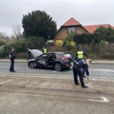 Bei einem Unfall ist eine Stadtbahn mit einem Pkw zusammengestoßen.