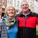 Ein Mann und eine Frau stehen in einer Innenstadt.