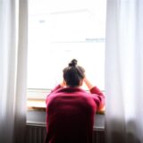 Frau am Fenster
