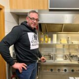 Angelo Milis steht in seinem Imbiss in Lavesum