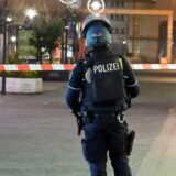 Ein Polizist vor einer Absperrung am Hansaplatz in Dortmund