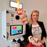 Charlene Klenner neben ihrer Fotobox in Dorsten