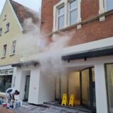 Nebel dringt aus Bank-Filiale.