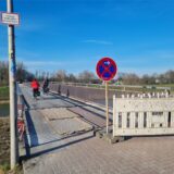 Fahrradfahrer auf gesperrter Brücke