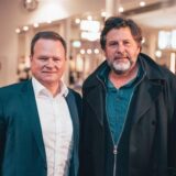 SPD-Politiker Frank Schwabe aus Recklinghausen steht neben seinem Alter Ego aus dem ARD-Film „Am Abgrund“, Hans-Jochen Wagner.