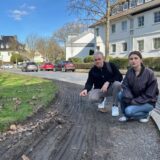 Anwohner des Freiligrathplatzes in Dortmund zeige Schäden durch Autos.
