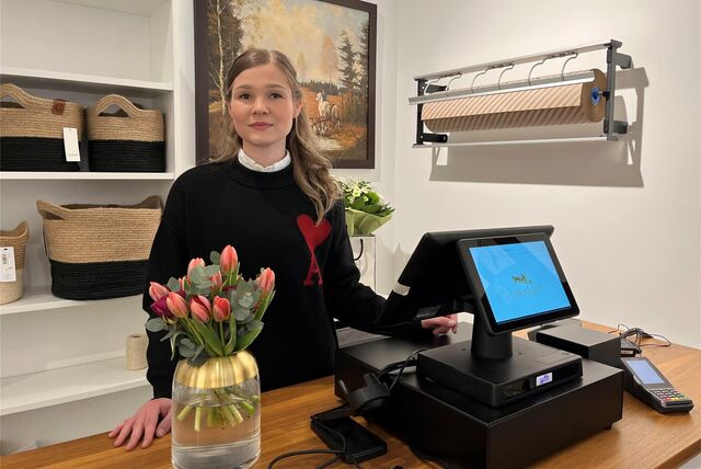 Tina Fricke steht im Geschäft von „Ladenhüter“ in der Dorstener Innenstadt hinter der Kasse.