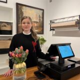 Tina Fricke steht im Geschäft von „Ladenhüter“ in der Dorstener Innenstadt hinter der Kasse.