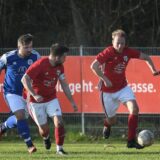 Der TuS Henrichenburg (rote Hemden) hatte im Spiel gegen die SG Horneburg (blaue Hemden) mit 2:4 das Nachsehen.