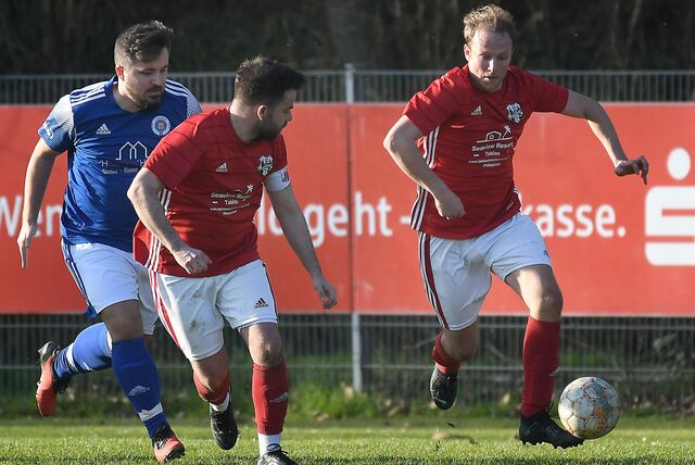 Der TuS Henrichenburg (rote Hemden) hatte im Spiel gegen die SG Horneburg (blaue Hemden) mit 2:4 das Nachsehen.