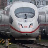 Drei ICE-Züge stehen auf einem Abstellgleis.