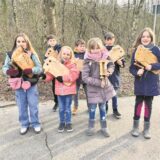Kinder mit Räppeln